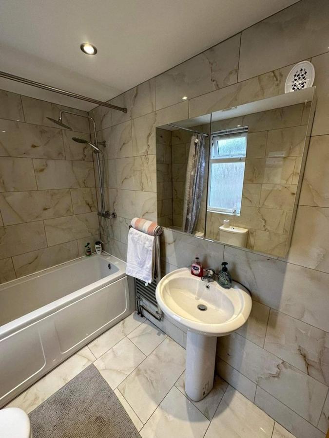 Luton Town House Near Airport Διαμέρισμα Εξωτερικό φωτογραφία